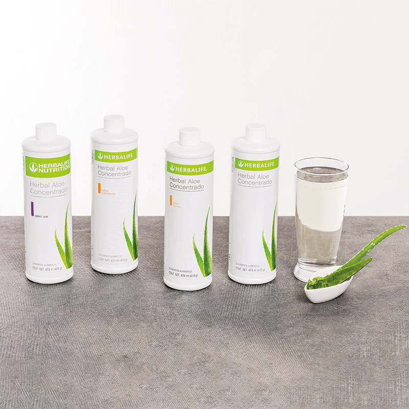 Herbal Aloe vera Concentrado | Aloe Vera Beverage in various flavors with glass and fresh aloe.