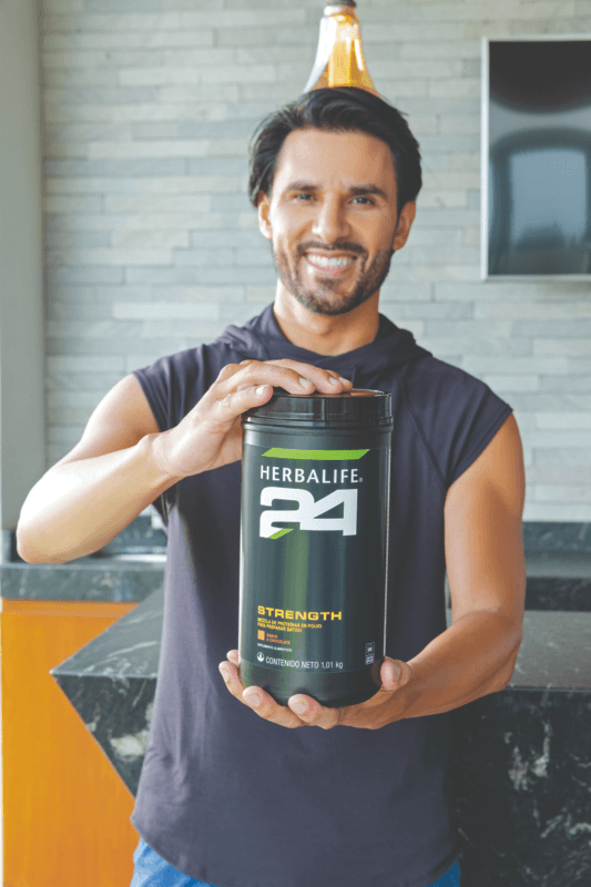 Persona sosteniendo Herbalife24 Strength proteína en polvo